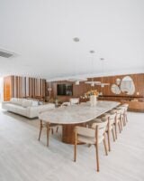 Sala de jantar ampla integrada à sala de estar
