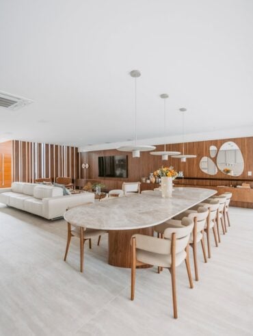 Sala de jantar ampla integrada à sala de estar