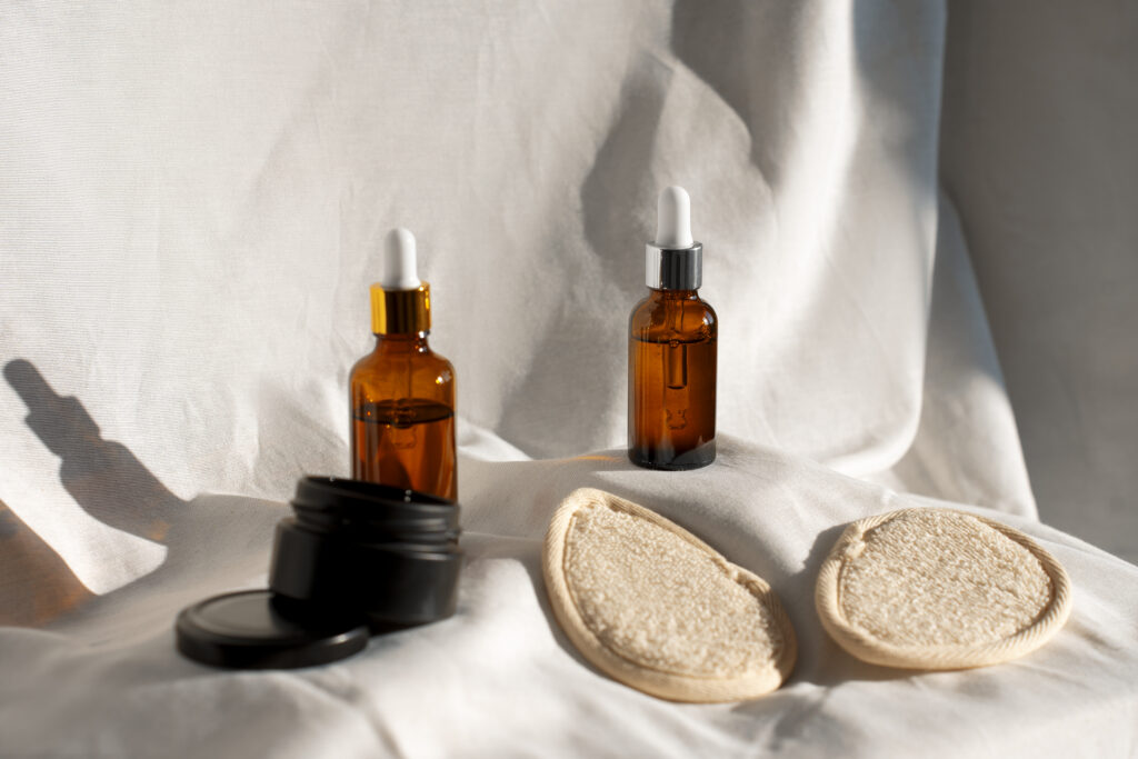 Produtos de skincare em fundo branco