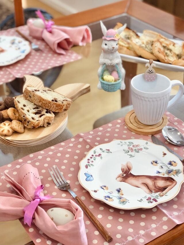 Mesa temática de páscoa, com pratinho decorado com coelho e jogo americano rosa com bolinhas brancas