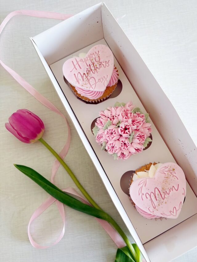 Caixa branca vertical, com cupcakes decorados