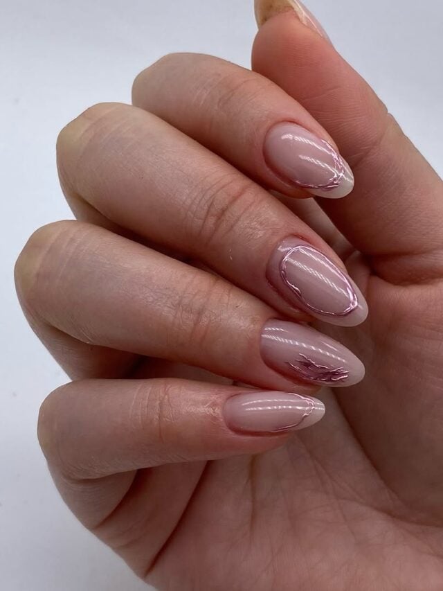 Mão de pele branca com unha de gel e nail art rosa
