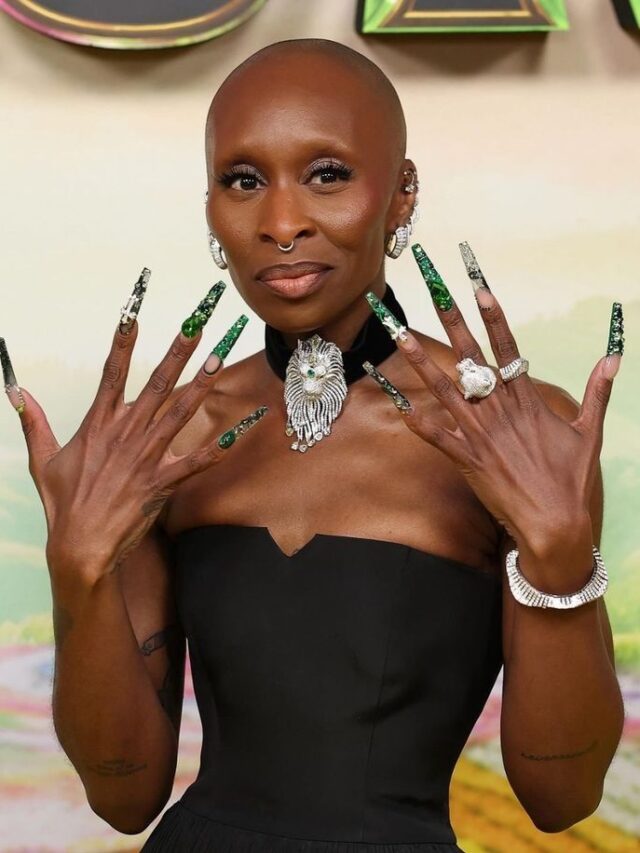 Cynthia Erivo no Oscar 2025; Ela usa vestido sem alça de cor preta e unhas longas na cor verde.
