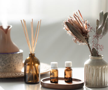 Composição de spa com incensos, umidificador de ar e óleos aromáticos. Lâmpada difusora de óleo aromático com perfume em bastão.