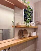 Banheiro simples com decoração atemporal