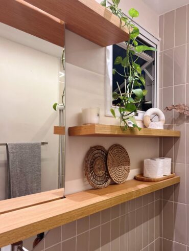Banheiro simples com decoração atemporal
