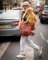 Mulher madura com bolsa de franjas