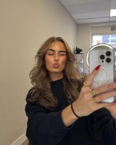 Mulher com cabelo liso e médio na cor castanho Mocha Mousse