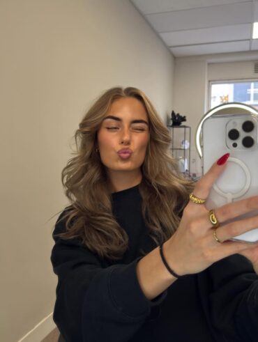 Mulher com cabelo liso e médio na cor castanho Mocha Mousse