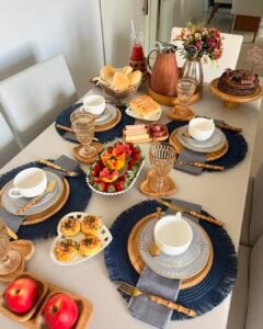 Café da manhã com mesa posta de Dia das Mães