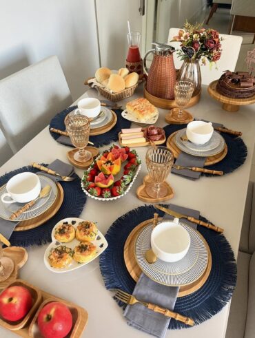 Café da manhã com mesa posta de Dia das Mães