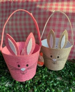 Cestinhas de Páscoa com carinhas de coelho rosa e bege