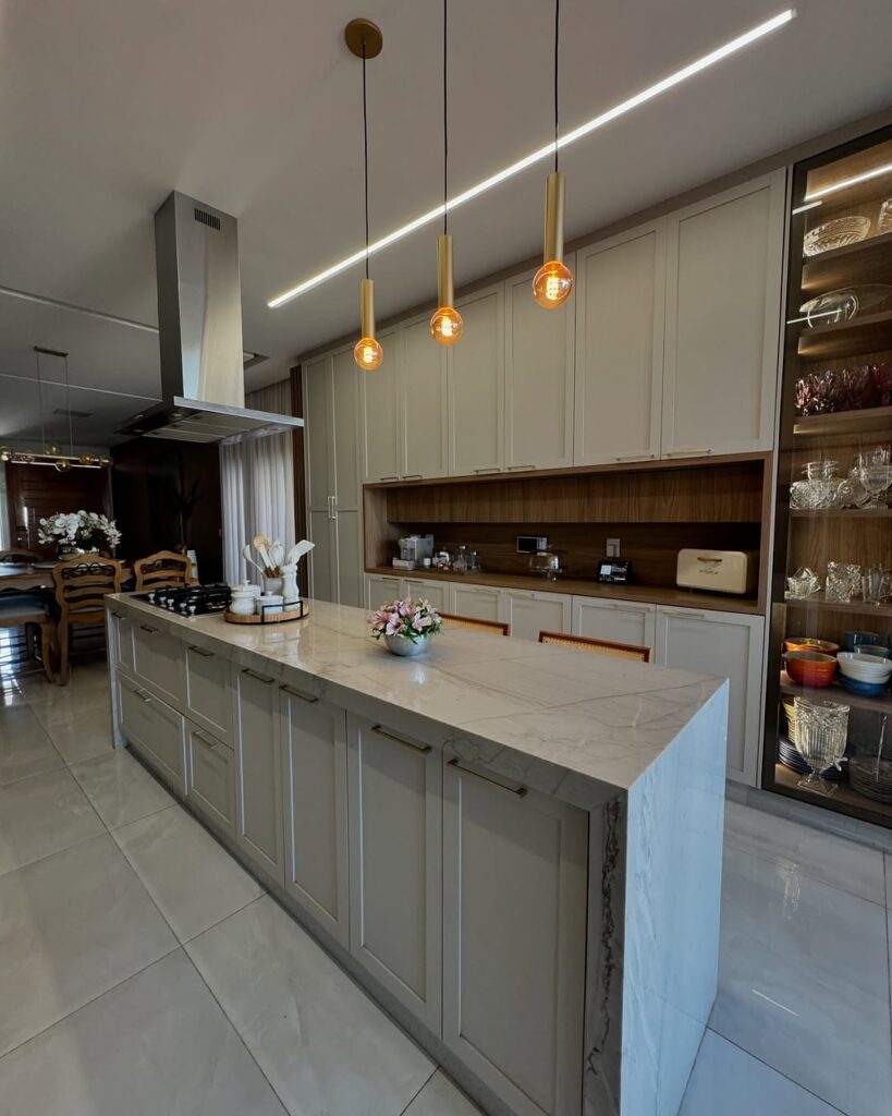 Cozinha com conceito aberto com ilha