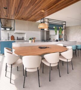 Cozinha com conceito aberto e mesa orgânica