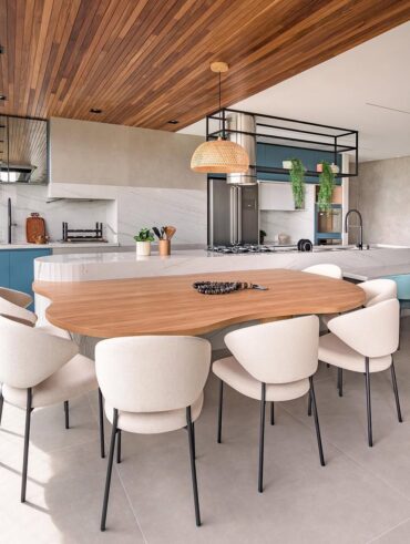 Cozinha com conceito aberto e mesa orgânica