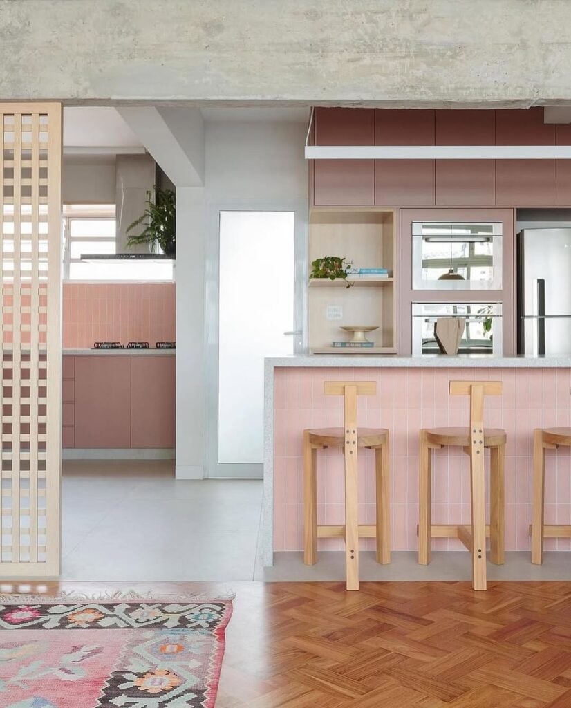 Cozinha com conceito aberto com balcão península