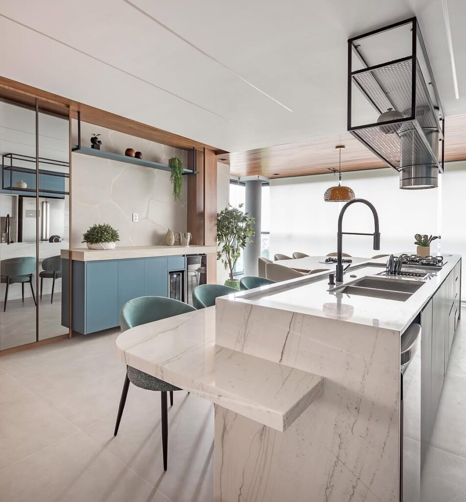 Cozinha com conceito aberto e mesa orgânica
