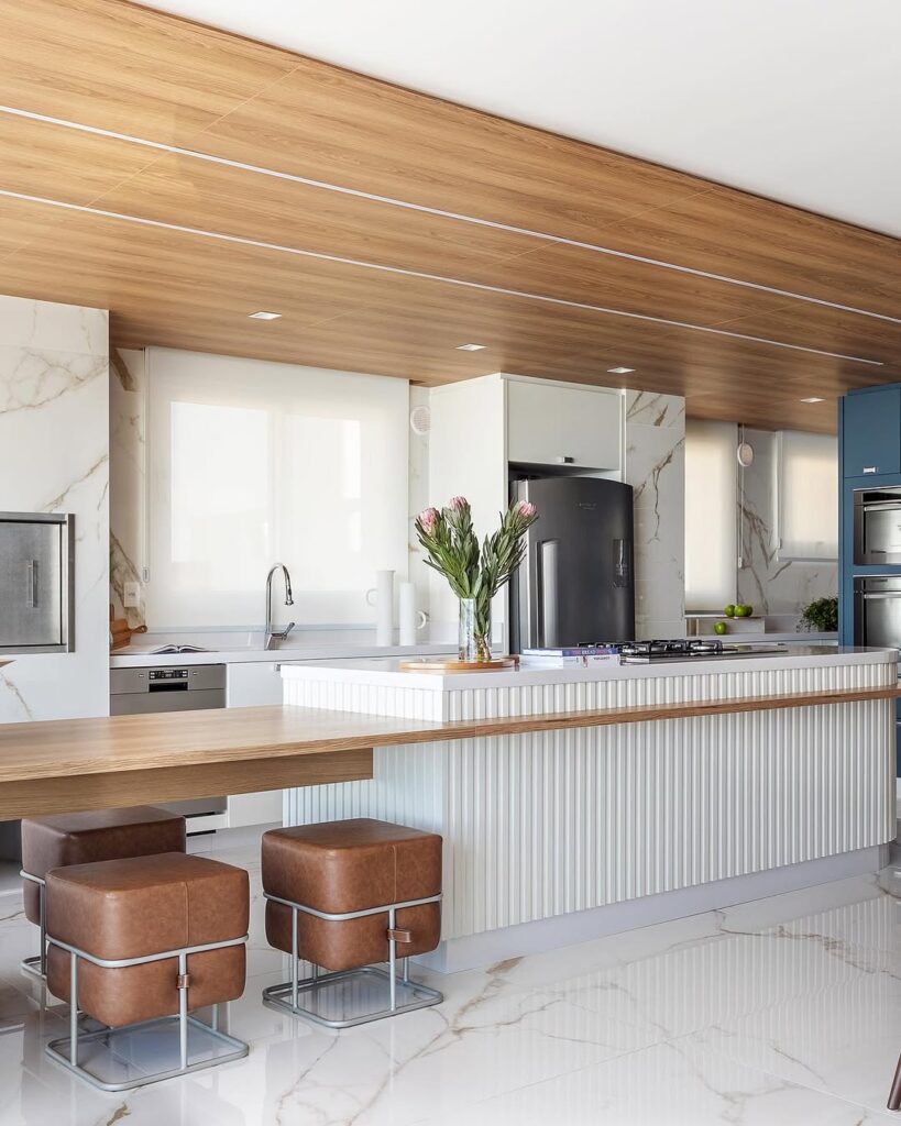 Cozinha com conceito aberto com ilha