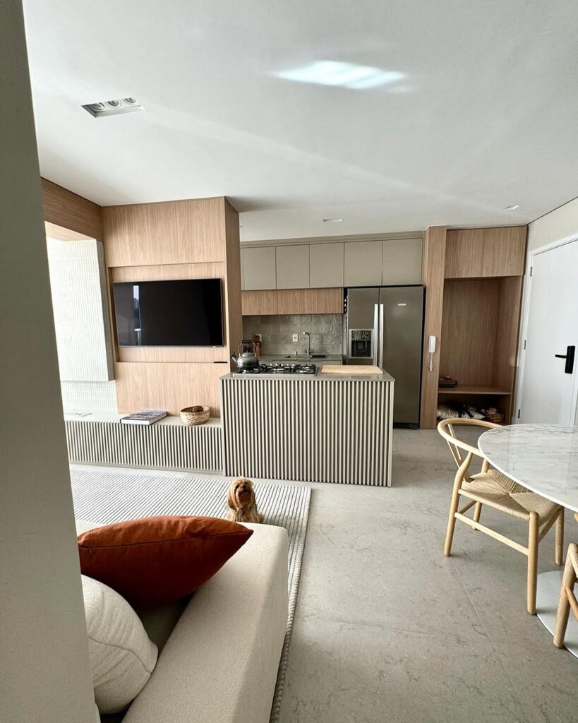 Cozinha com conceito aberto e painel de TV