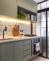 Cozinha cinza com bancada branca e azulejos no frontão