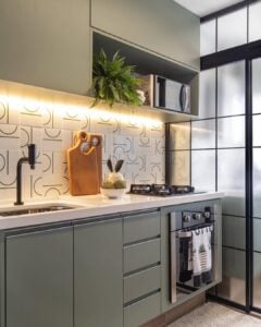 Cozinha cinza com bancada branca e azulejos no frontão