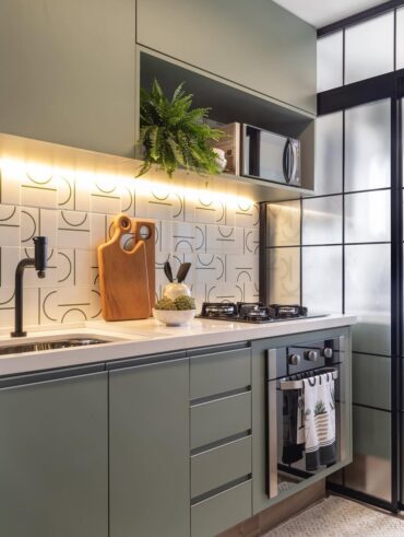 Cozinha cinza com bancada branca e azulejos no frontão
