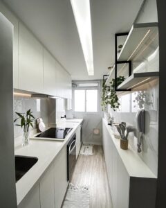 Cozinha branca, pequena e decorada