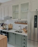 Cozinha simples verde e branca com móveis planejados