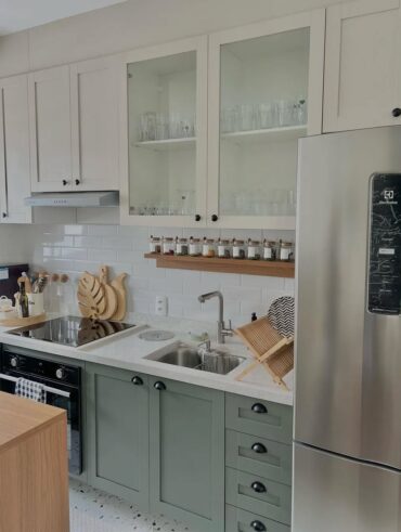 Cozinha simples verde e branca com móveis planejados