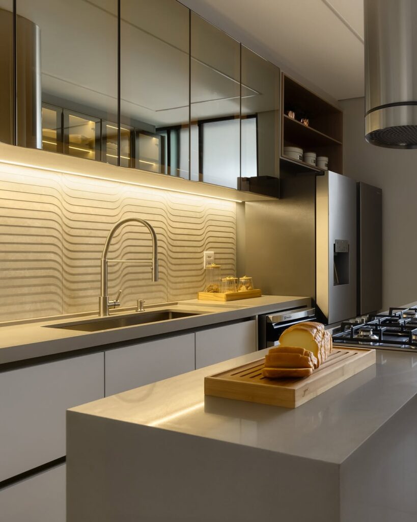 Cozinha simples com móveis planejados