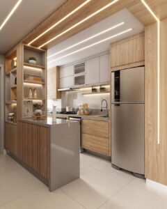 Cozinha pequena moderna em tons amadeirados, com armários até o teto e luzes de led