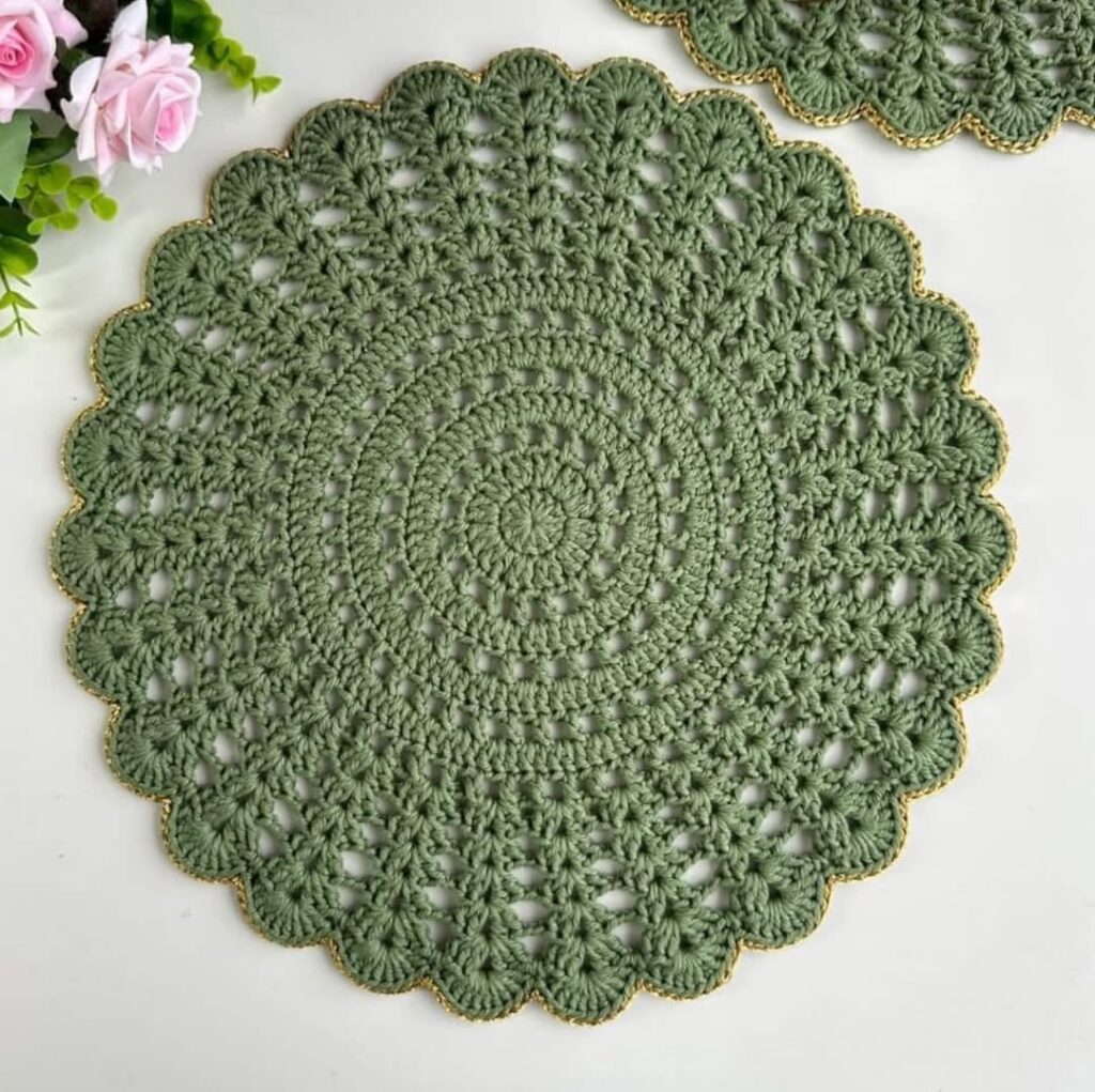 Sousplat de crochê verde com borda dourada