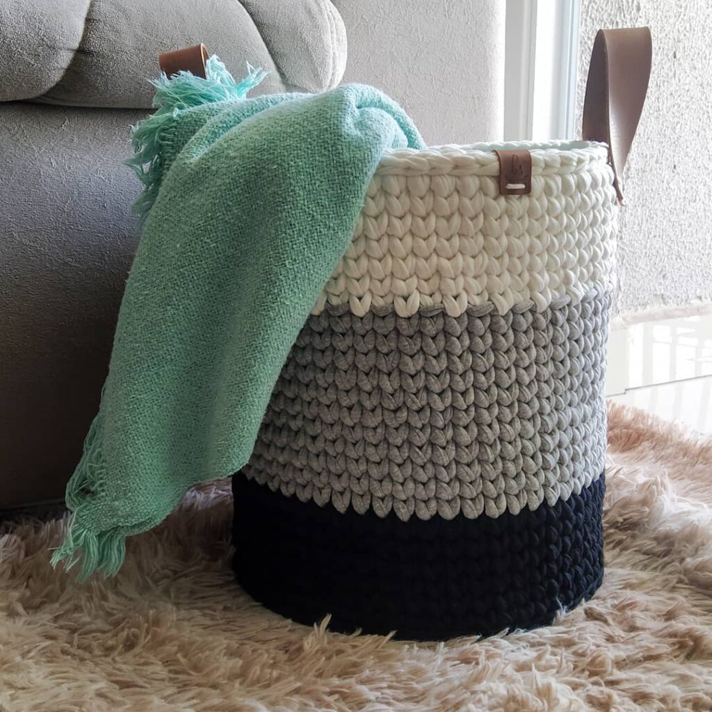 Cesto de crochê em azul-marinho, cinza e branco com alça