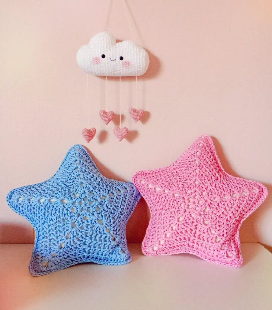 Almofadas de crochê em formato de estrelas rosa e azul