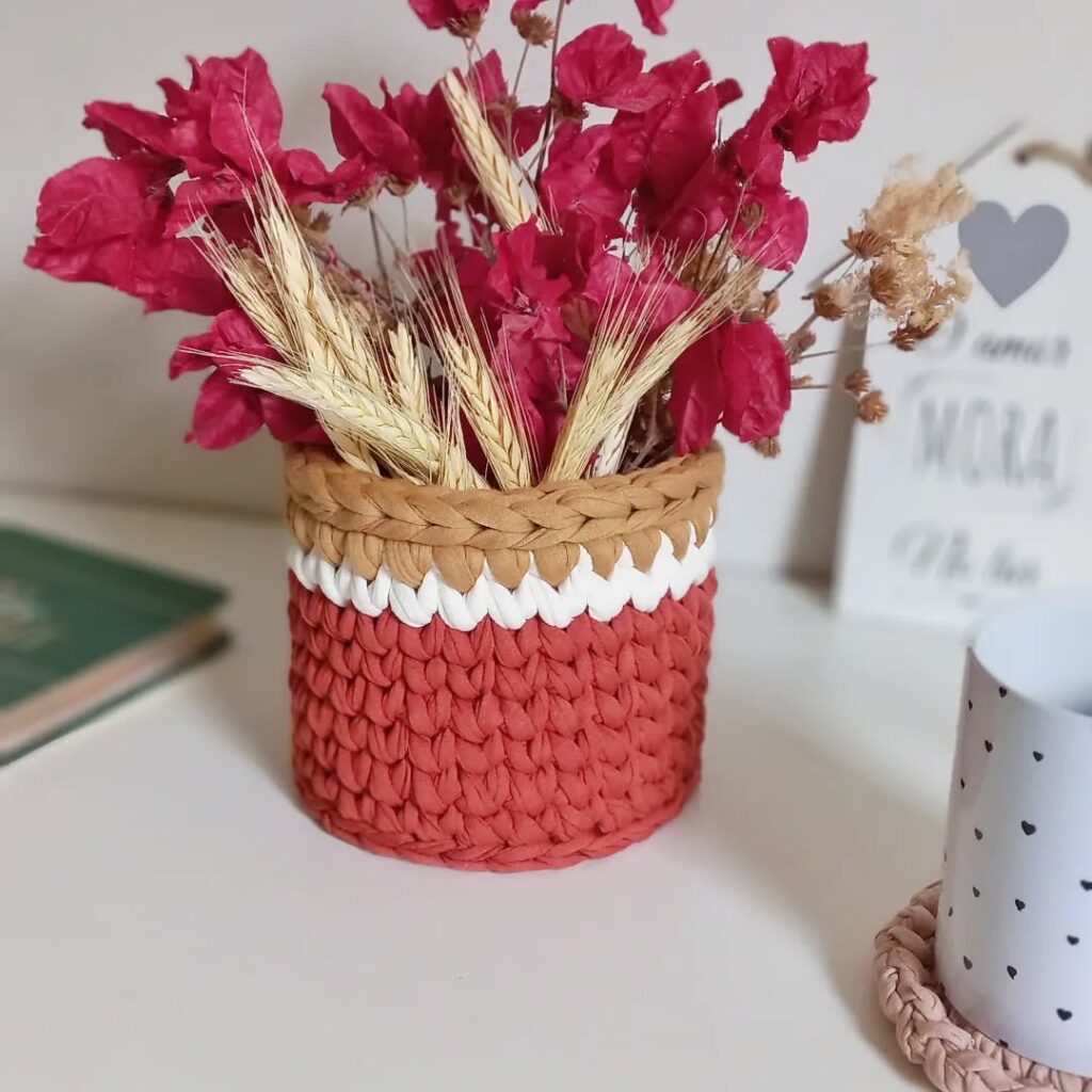 Cachepot de crochê com flores rosas