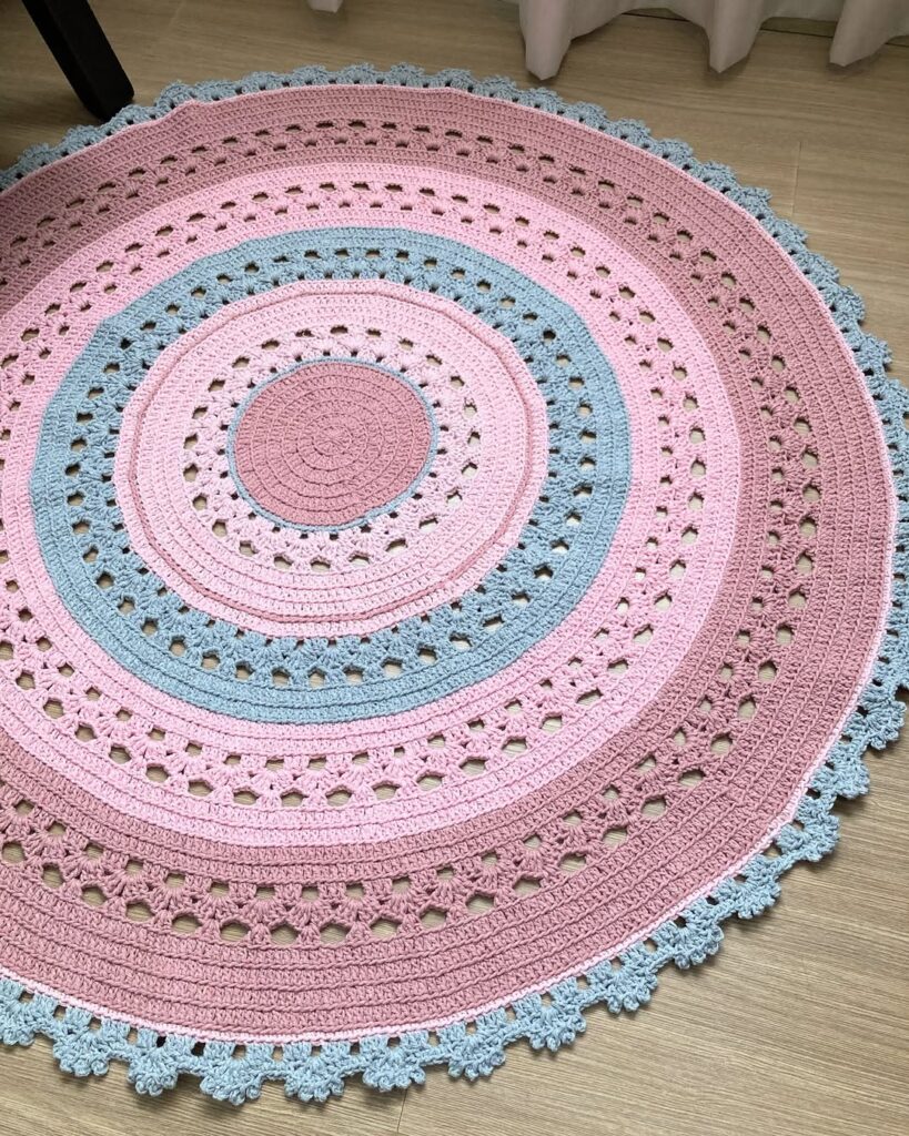 Tapete redondo de crochê em tons de rosa e azul