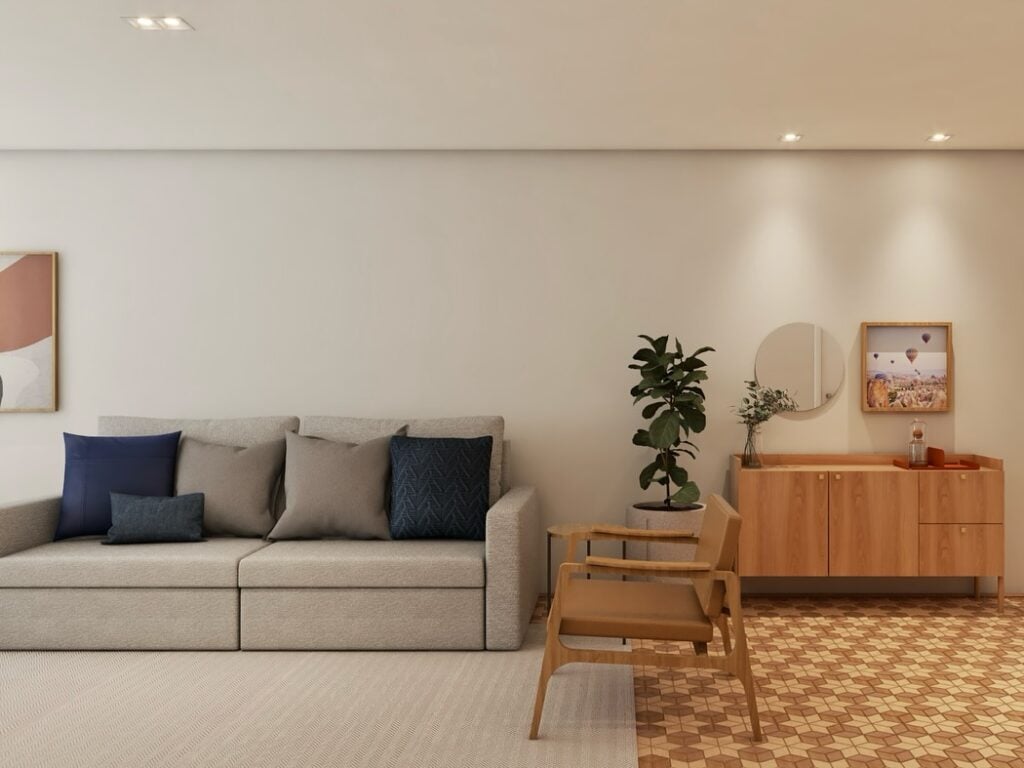 Sala de estar com sofá de linhas retas cinza e almofadas cinza e azul-marinho