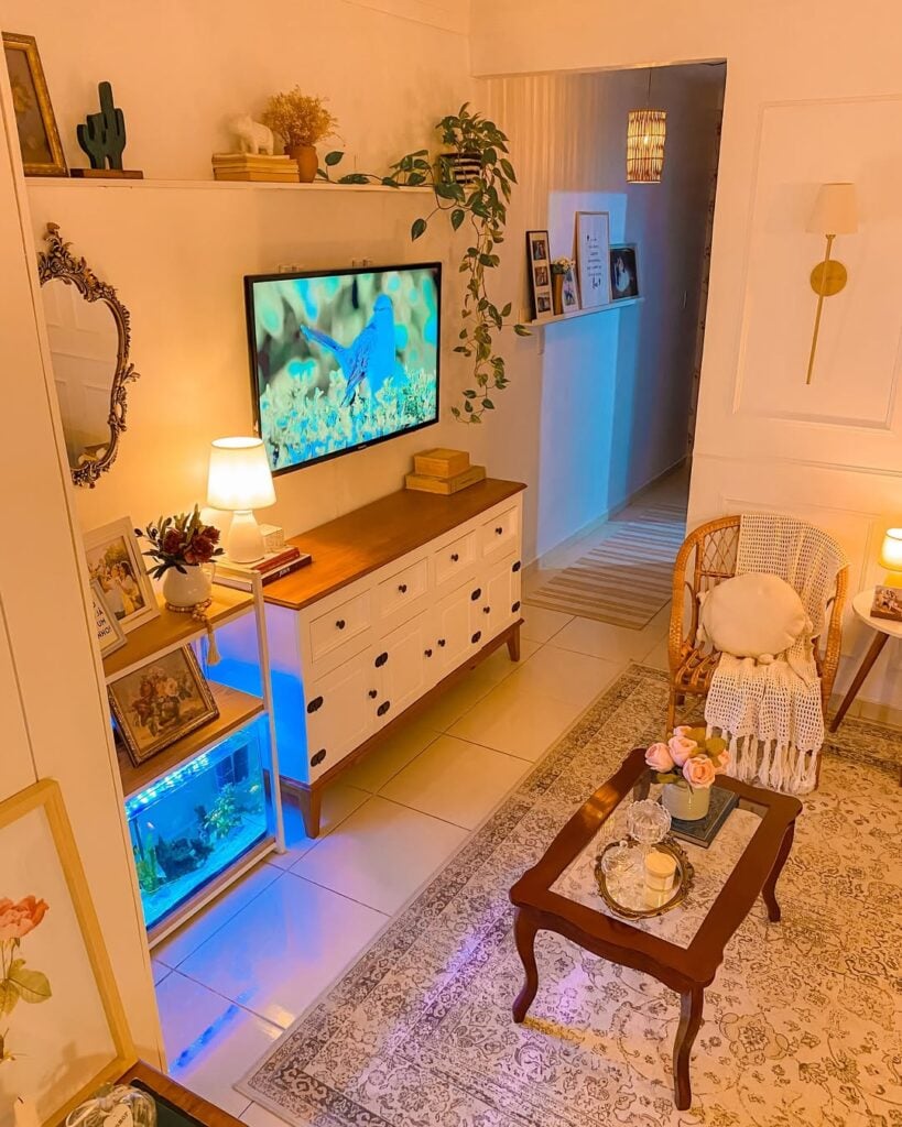 Sala de estar com mesa de centro em madeira ornamentada