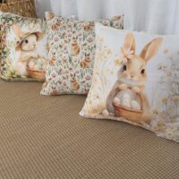 Almofadas com coelhinhos, ovinhos e flores