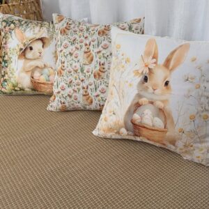 Almofadas com coelhinhos, ovinhos e flores