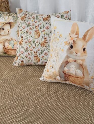 Almofadas com coelhinhos, ovinhos e flores