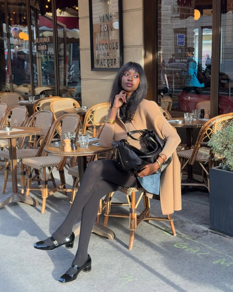 Mulher jovem e magra com look com meia-calça