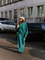 Mulher de pele clara, com conjunto de moletom verde