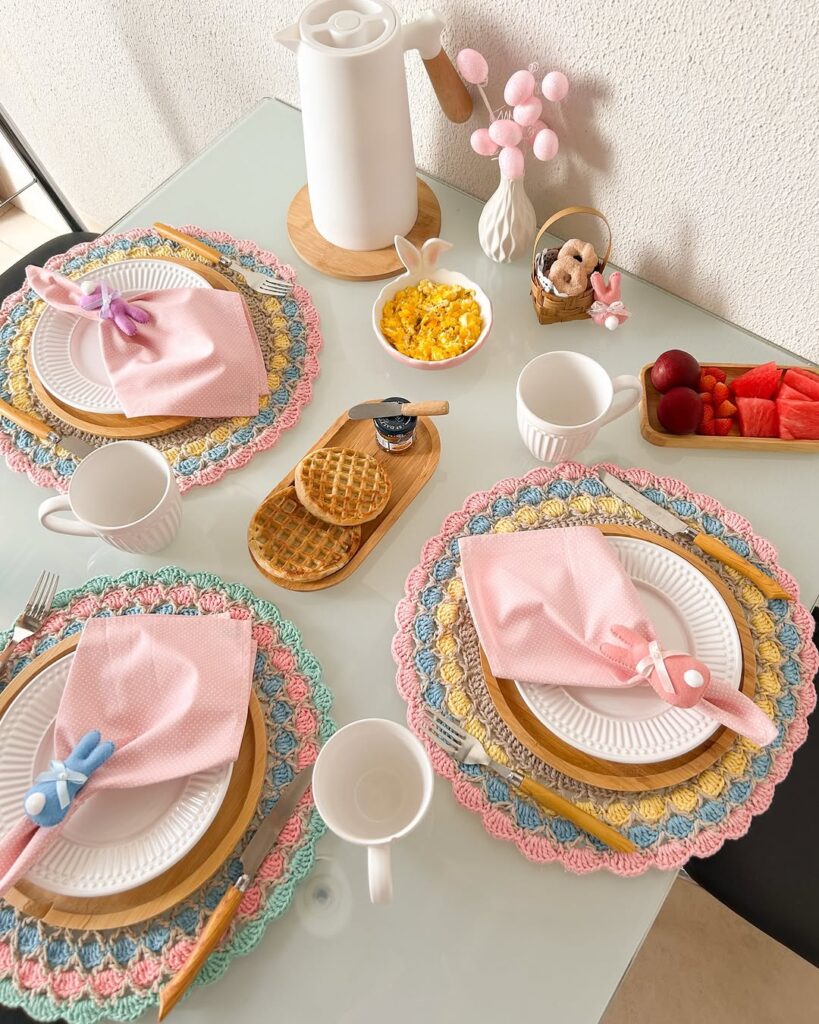 Mesa posta de Páscoa azul e rosa