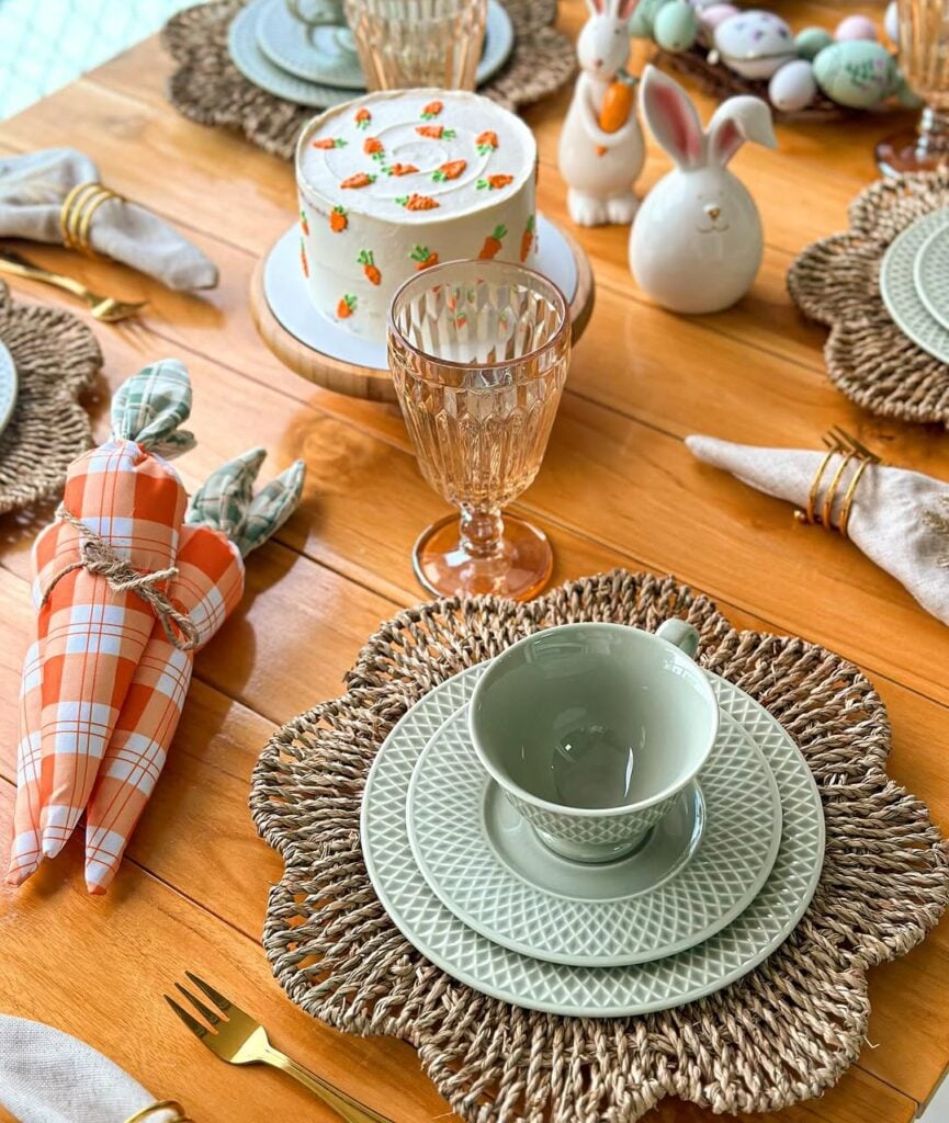 Mesa posta de Páscoa marrom, laranja e verde