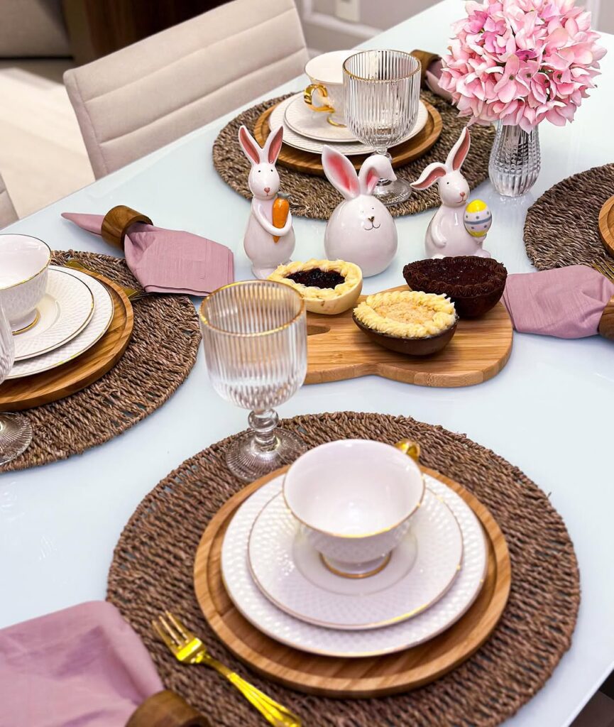 Mesa posta de Páscoa rosa e marrom