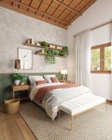 Quarto de casal com cama, prateleiras, cortina, mesa de cabeceira e cestos organizadores