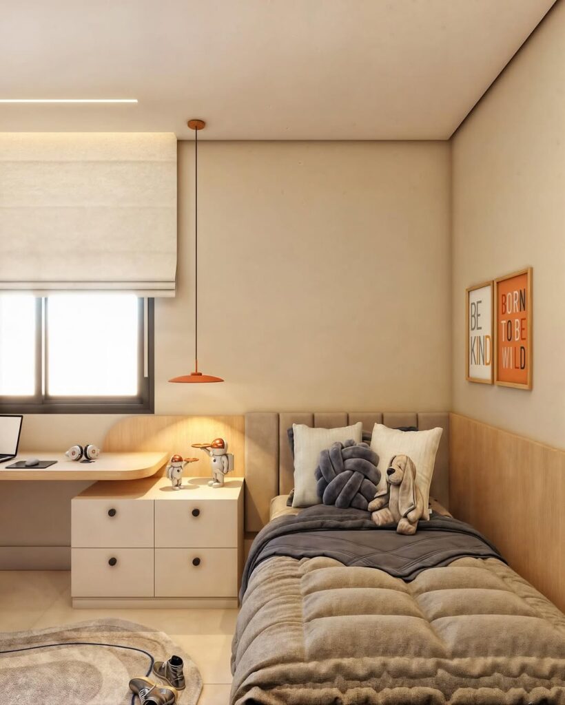 Quarto em cores claras, com cabeceira modular estofada, gavetas ao lado da cama e pendente