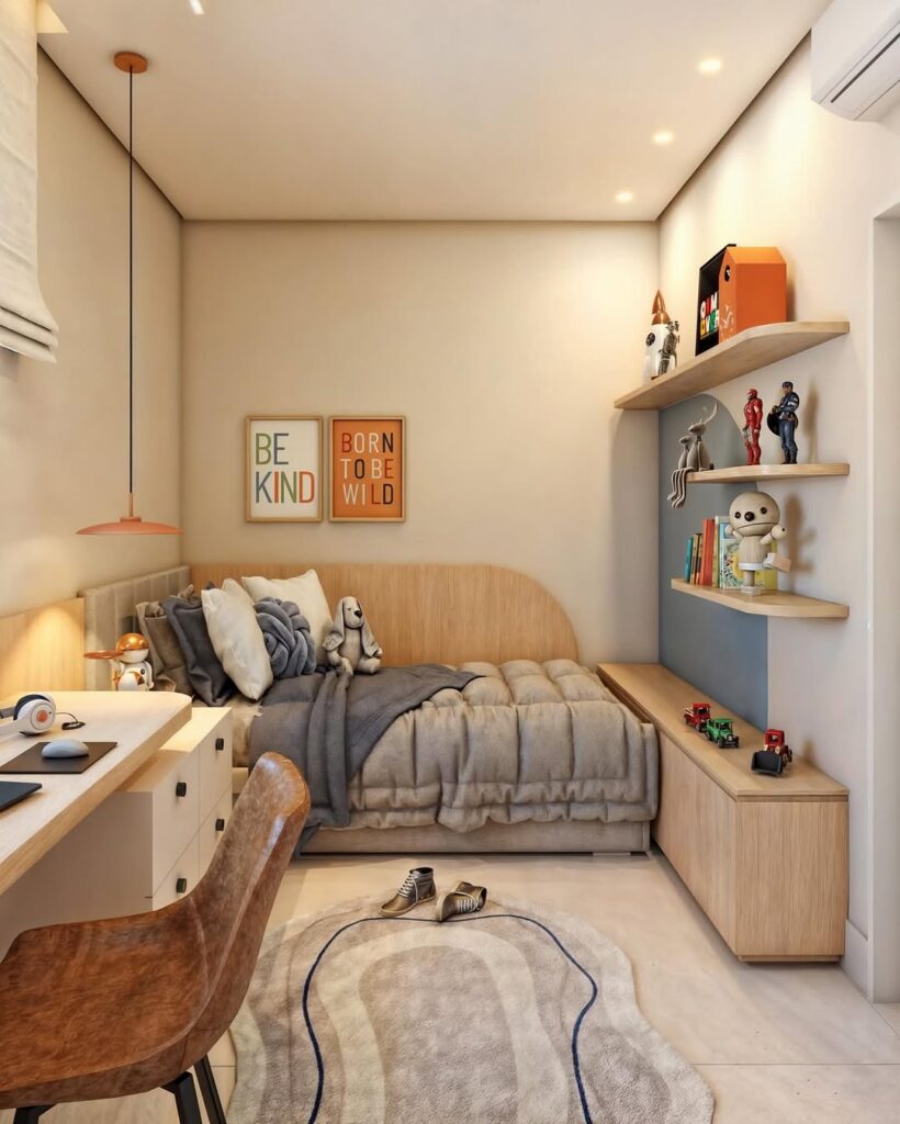 Quarto pequeno com prateleiras , tapete orgânico e escrivaninha para estudo