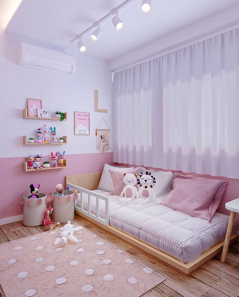 Quarto em rosa e branco, com cama baixa, prateleiras com brinquedos